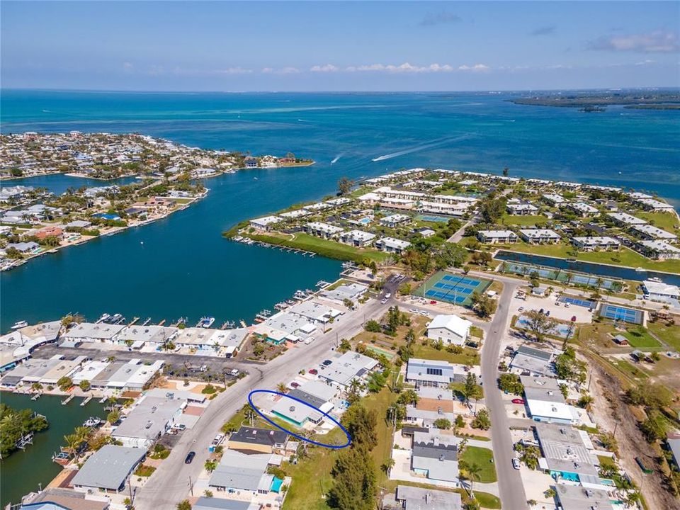Active With Contract: $575,000 (2 beds, 2 baths, 890 Square Feet)