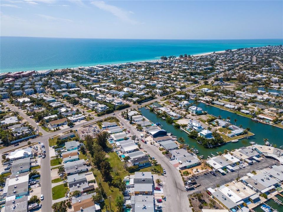 Active With Contract: $575,000 (2 beds, 2 baths, 890 Square Feet)