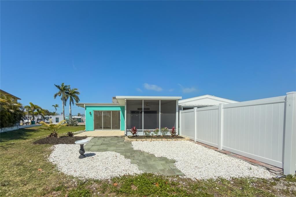 Active With Contract: $575,000 (2 beds, 2 baths, 890 Square Feet)