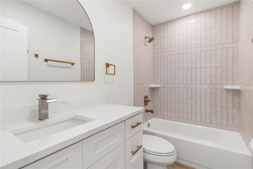 Active With Contract: $575,000 (2 beds, 2 baths, 890 Square Feet)