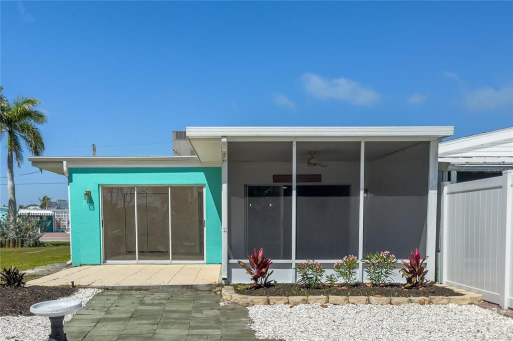 Active With Contract: $575,000 (2 beds, 2 baths, 890 Square Feet)