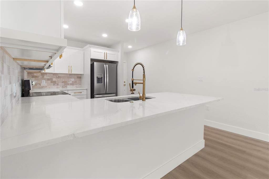 Active With Contract: $575,000 (2 beds, 2 baths, 890 Square Feet)
