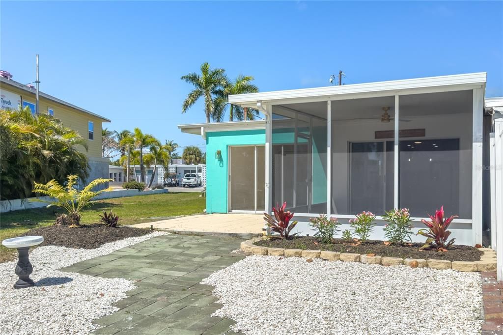 Active With Contract: $575,000 (2 beds, 2 baths, 890 Square Feet)