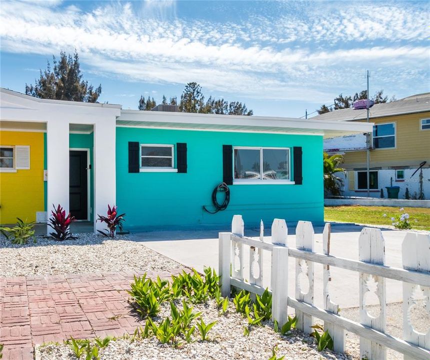 Active With Contract: $575,000 (2 beds, 2 baths, 890 Square Feet)