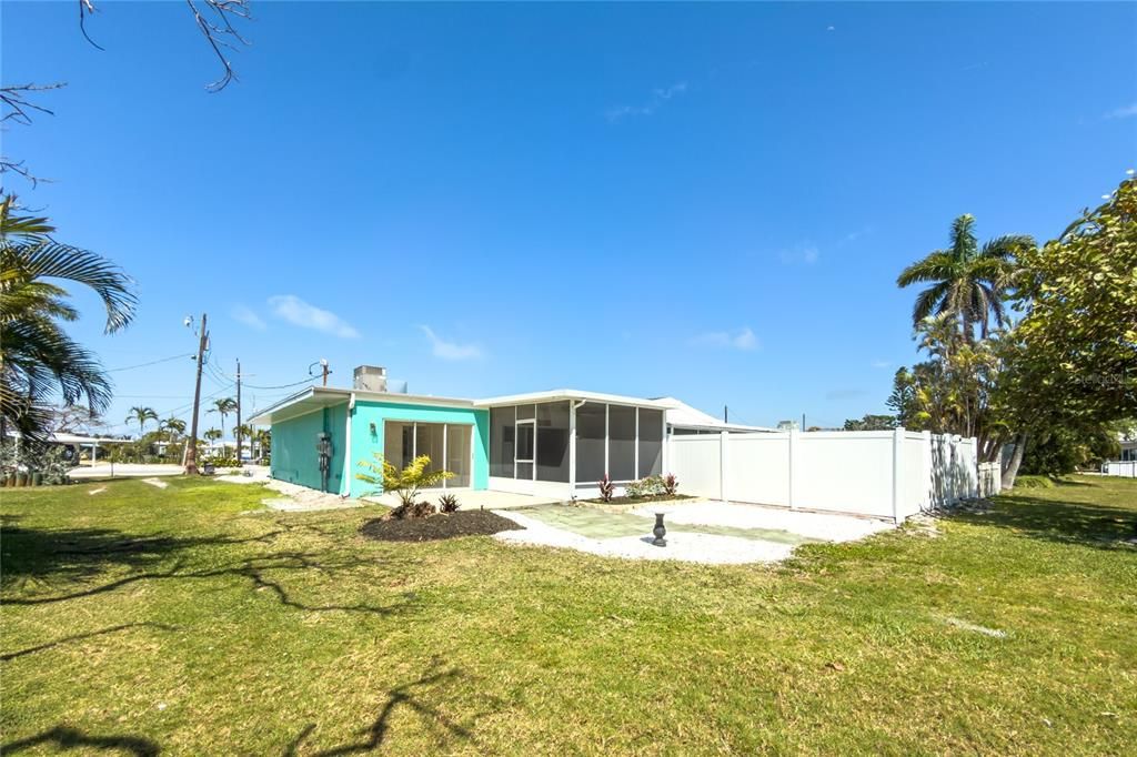 Active With Contract: $575,000 (2 beds, 2 baths, 890 Square Feet)