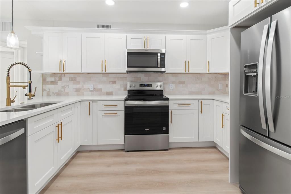 Active With Contract: $575,000 (2 beds, 2 baths, 890 Square Feet)