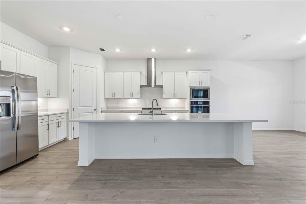 出租: $6,000 (3 贝兹, 3 浴室, 2445 平方英尺)