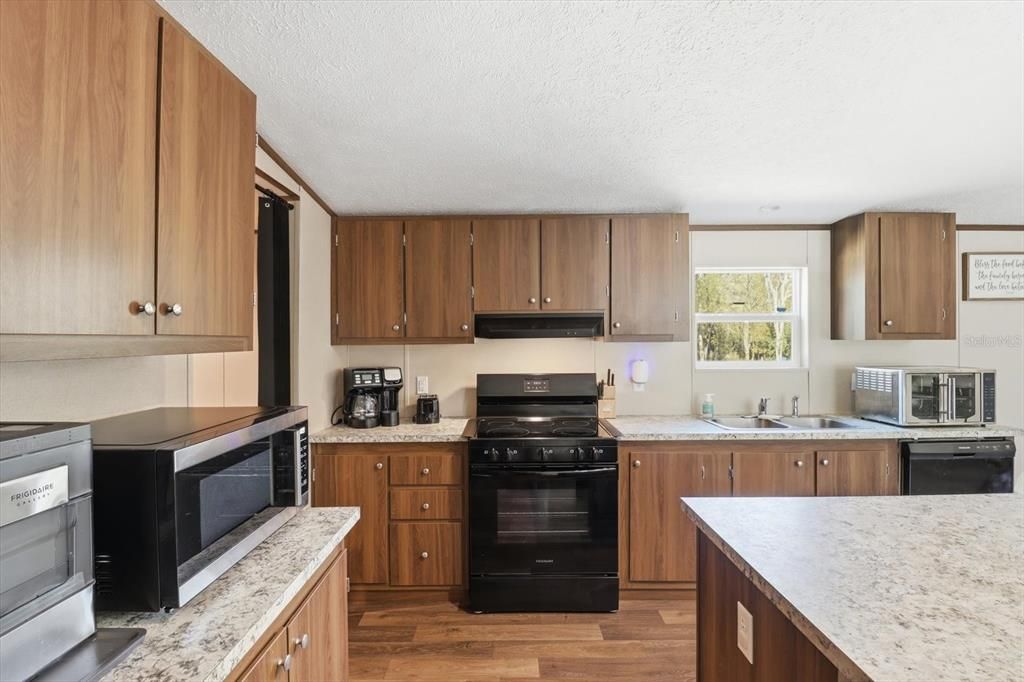 На продажу: $240,000 (5 спален, 3 ванн, 2052 Квадратных фут)