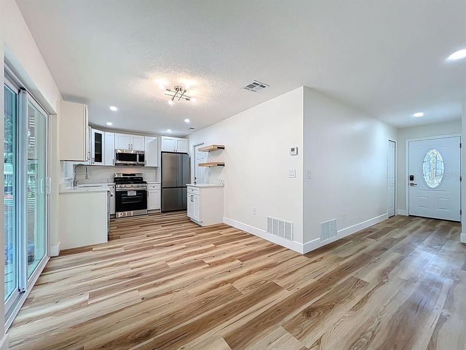 Activo con contrato: $339,900 (3 camas, 2 baños, 1053 Pies cuadrados)