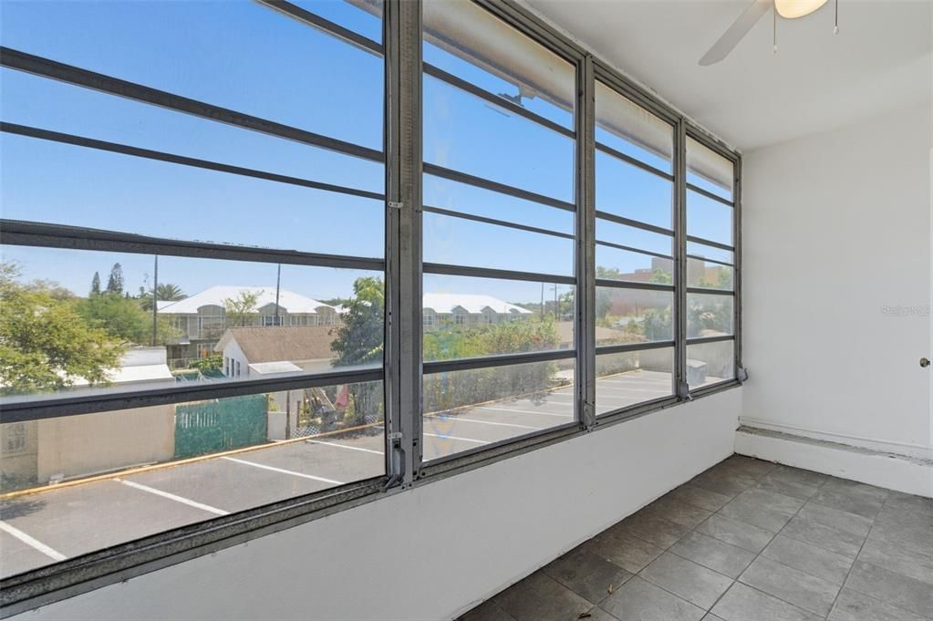For Sale: $77,000 (1 beds, 1 baths, 640 Square Feet)