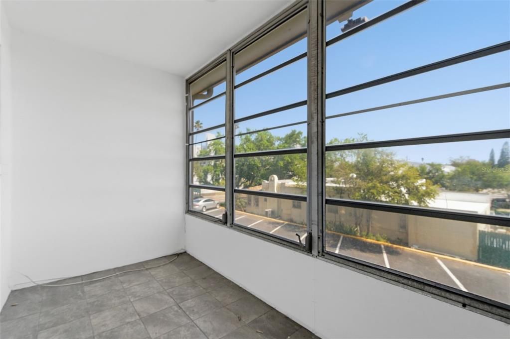 For Sale: $77,000 (1 beds, 1 baths, 640 Square Feet)