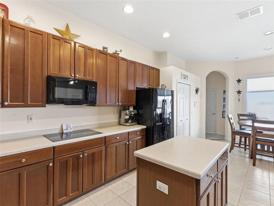 Activo con contrato: $599,900 (4 camas, 4 baños, 3078 Pies cuadrados)