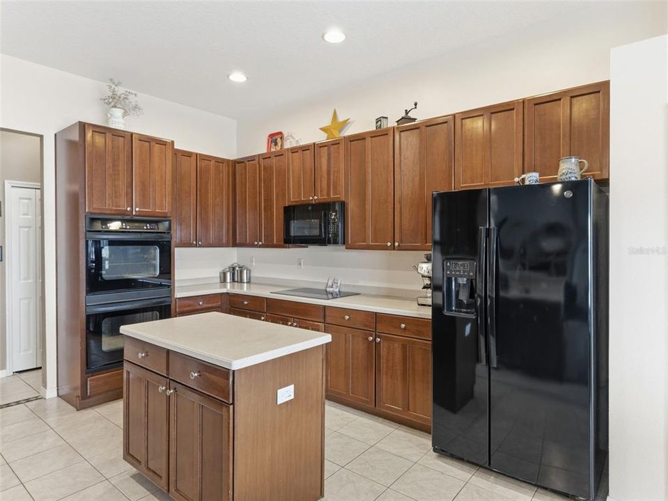 Activo con contrato: $599,900 (4 camas, 4 baños, 3078 Pies cuadrados)