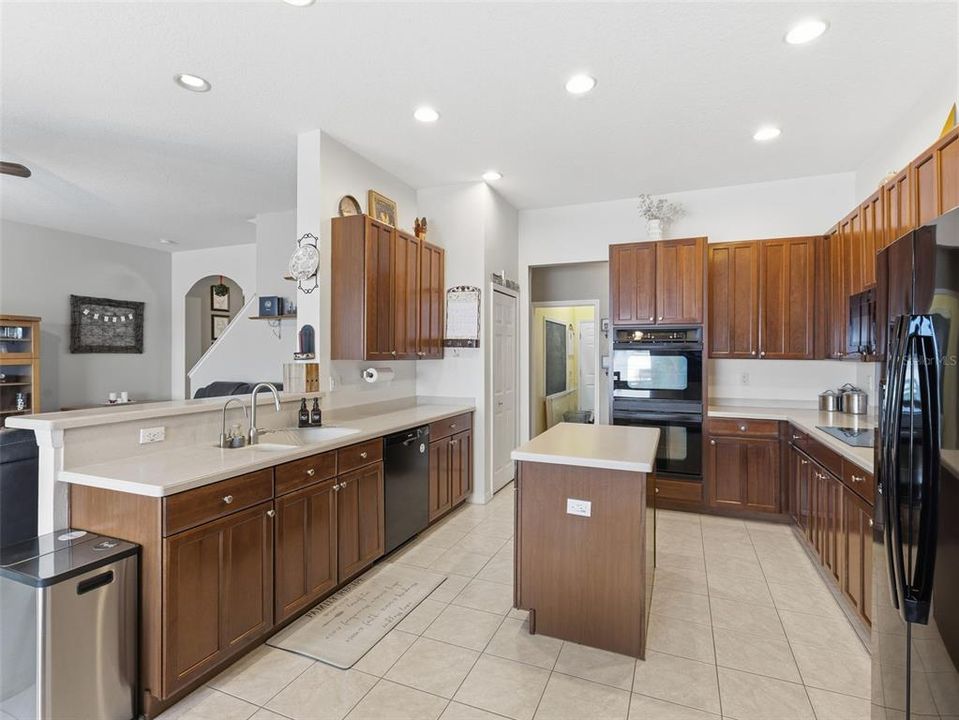 Activo con contrato: $599,900 (4 camas, 4 baños, 3078 Pies cuadrados)