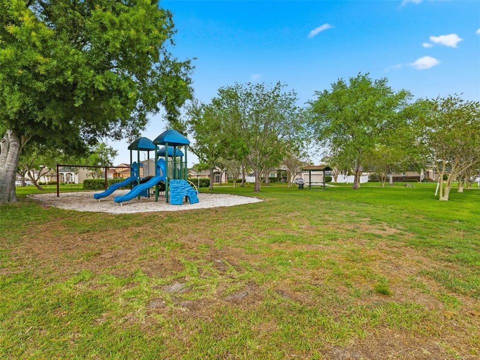 Activo con contrato: $599,900 (4 camas, 4 baños, 3078 Pies cuadrados)