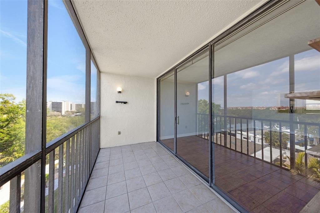 Activo con contrato: $219,000 (2 camas, 2 baños, 960 Pies cuadrados)