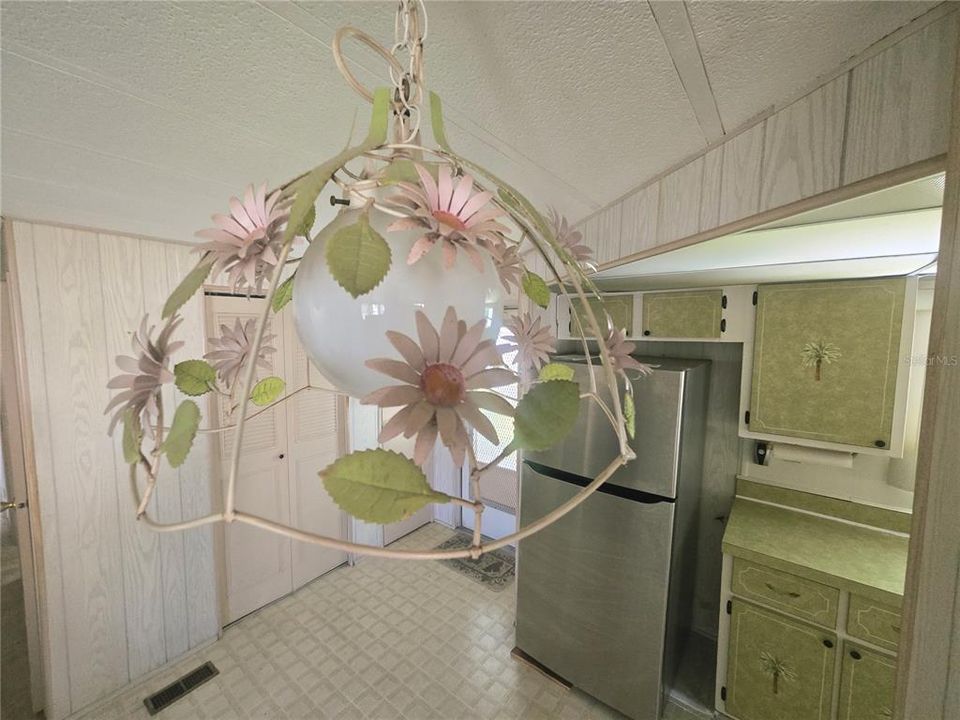 For Sale: $99,900 (2 beds, 2 baths, 1248 Square Feet)
