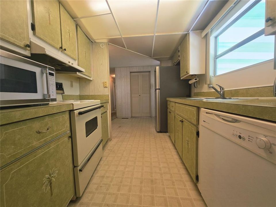 For Sale: $99,900 (2 beds, 2 baths, 1248 Square Feet)