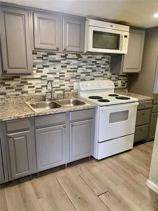 В аренду: $1,300 (2 спален, 2 ванн, 944 Квадратных фут)