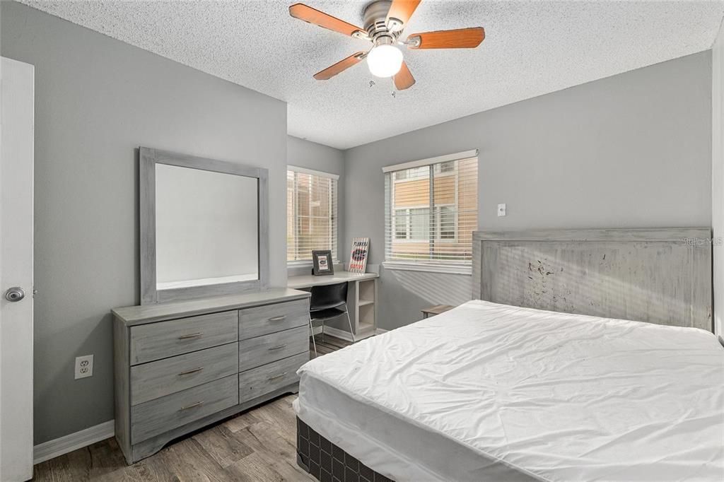 待售: $181,900 (4 贝兹, 2 浴室, 1177 平方英尺)