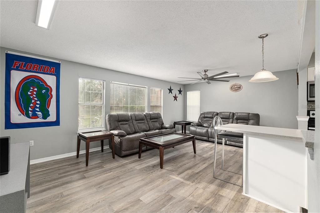 待售: $181,900 (4 贝兹, 2 浴室, 1177 平方英尺)