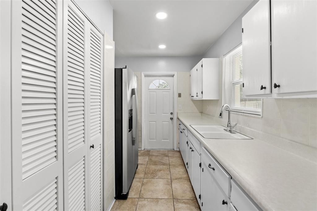 Active With Contract: $212,750 (3 beds, 1 baths, 864 Square Feet)
