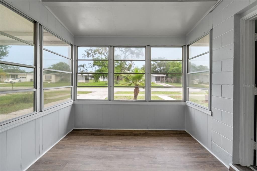 Active With Contract: $212,750 (3 beds, 1 baths, 864 Square Feet)