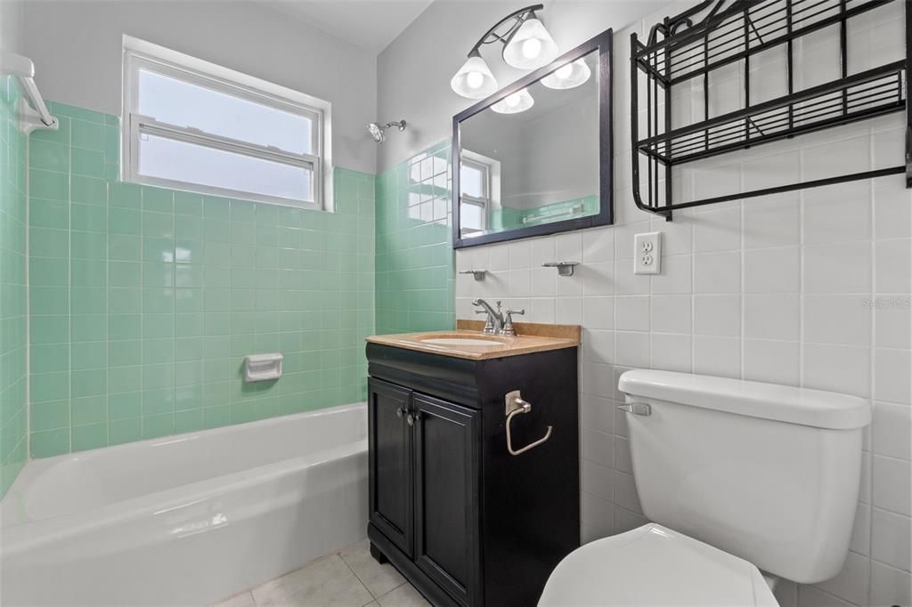 Active With Contract: $212,750 (3 beds, 1 baths, 864 Square Feet)