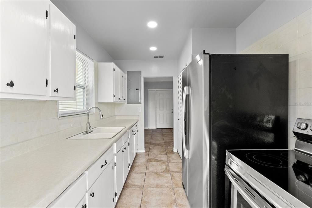 Active With Contract: $212,750 (3 beds, 1 baths, 864 Square Feet)