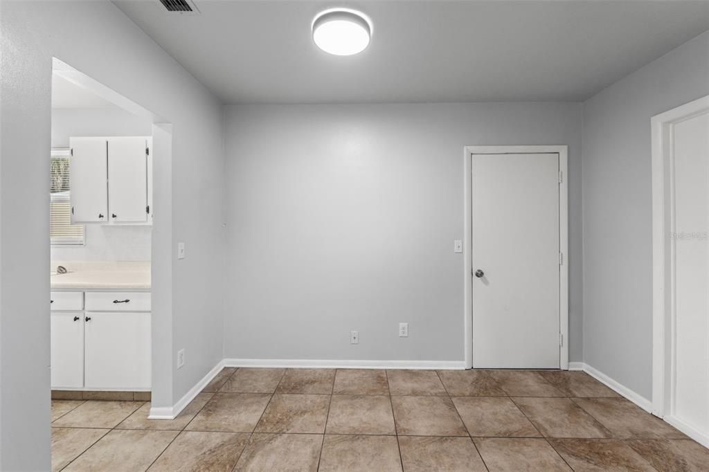 Active With Contract: $212,750 (3 beds, 1 baths, 864 Square Feet)