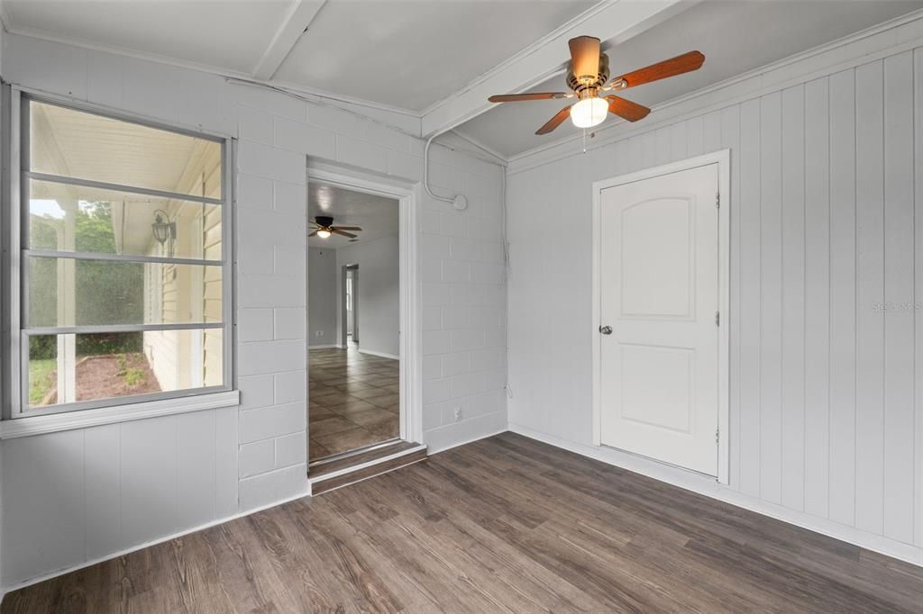 Active With Contract: $212,750 (3 beds, 1 baths, 864 Square Feet)