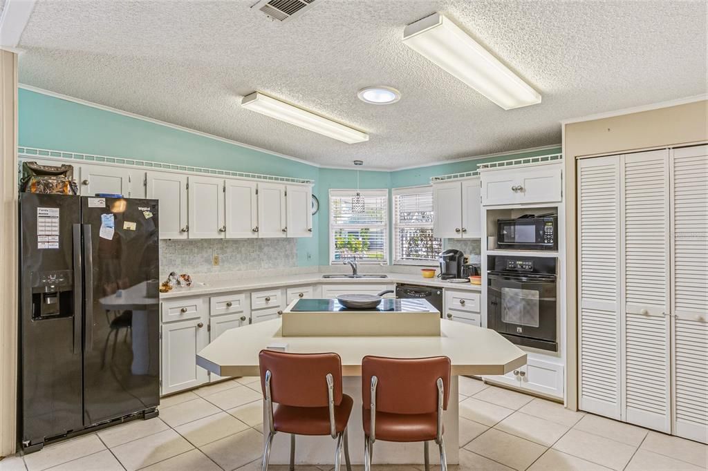 На продажу: $169,900 (2 спален, 2 ванн, 1604 Квадратных фут)