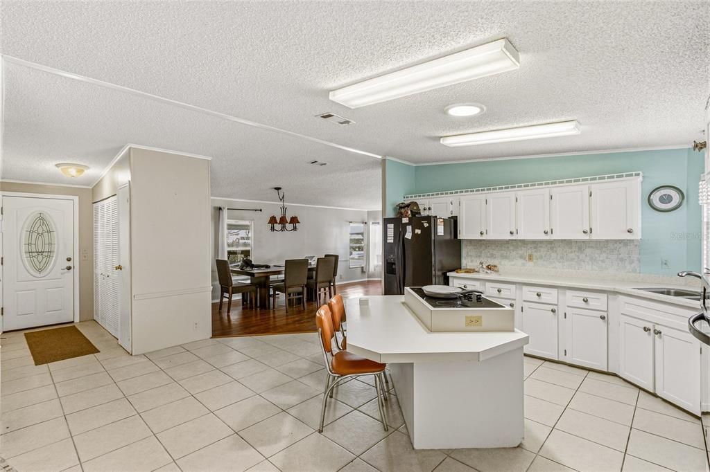 На продажу: $169,900 (2 спален, 2 ванн, 1604 Квадратных фут)