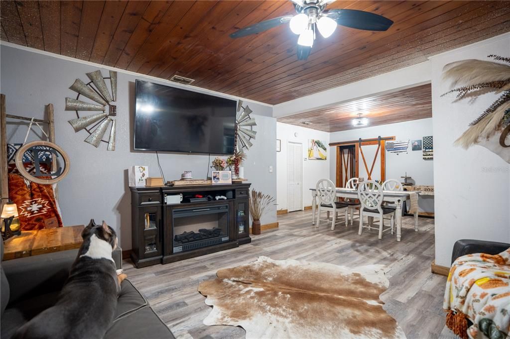 На продажу: $385,000 (2 спален, 1 ванн, 1226 Квадратных фут)