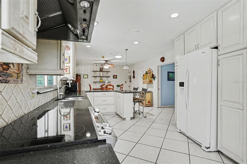 Activo con contrato: $749,000 (3 camas, 3 baños, 2856 Pies cuadrados)
