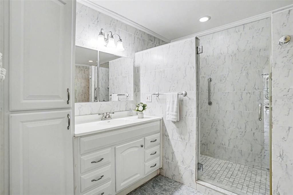 Activo con contrato: $749,000 (3 camas, 3 baños, 2856 Pies cuadrados)