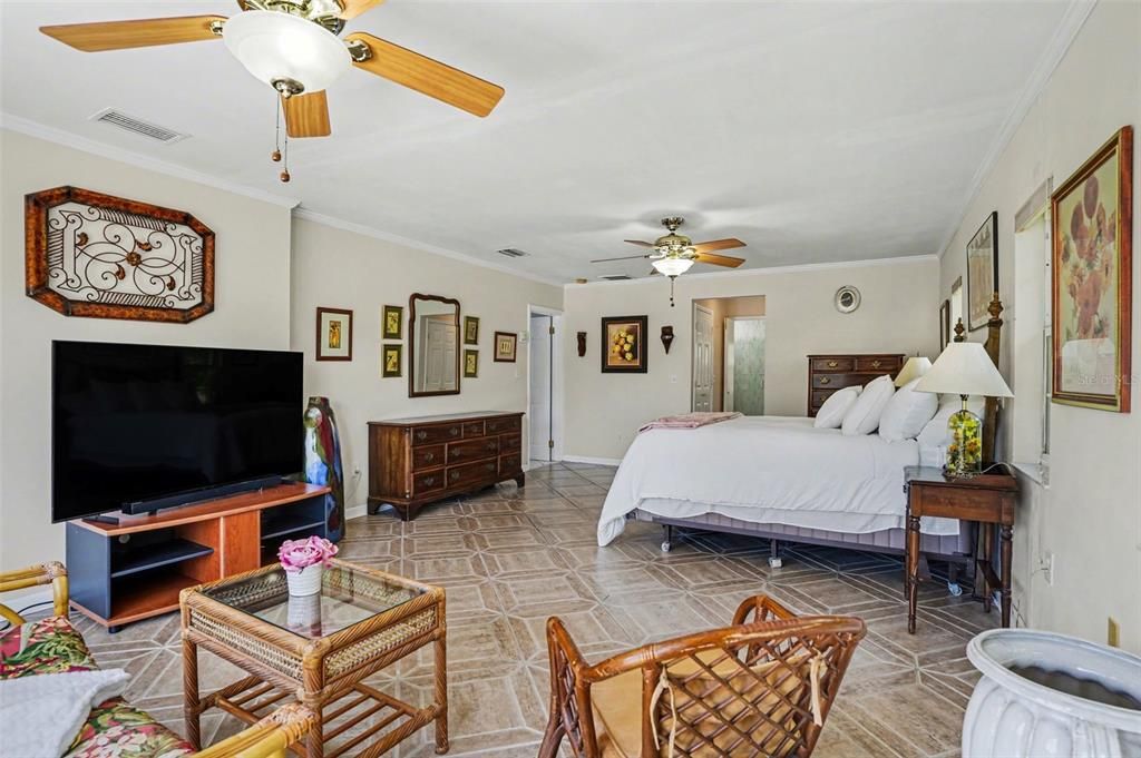 Activo con contrato: $749,000 (3 camas, 3 baños, 2856 Pies cuadrados)