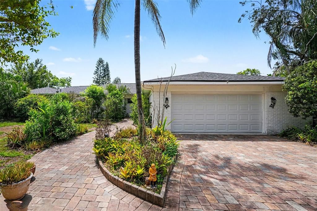 Activo con contrato: $749,000 (3 camas, 3 baños, 2856 Pies cuadrados)
