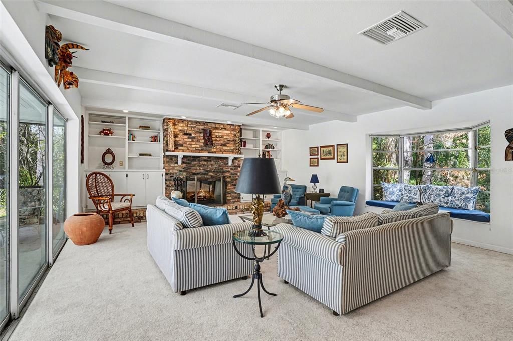 Activo con contrato: $749,000 (3 camas, 3 baños, 2856 Pies cuadrados)