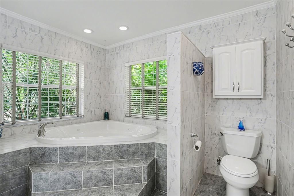 Activo con contrato: $749,000 (3 camas, 3 baños, 2856 Pies cuadrados)