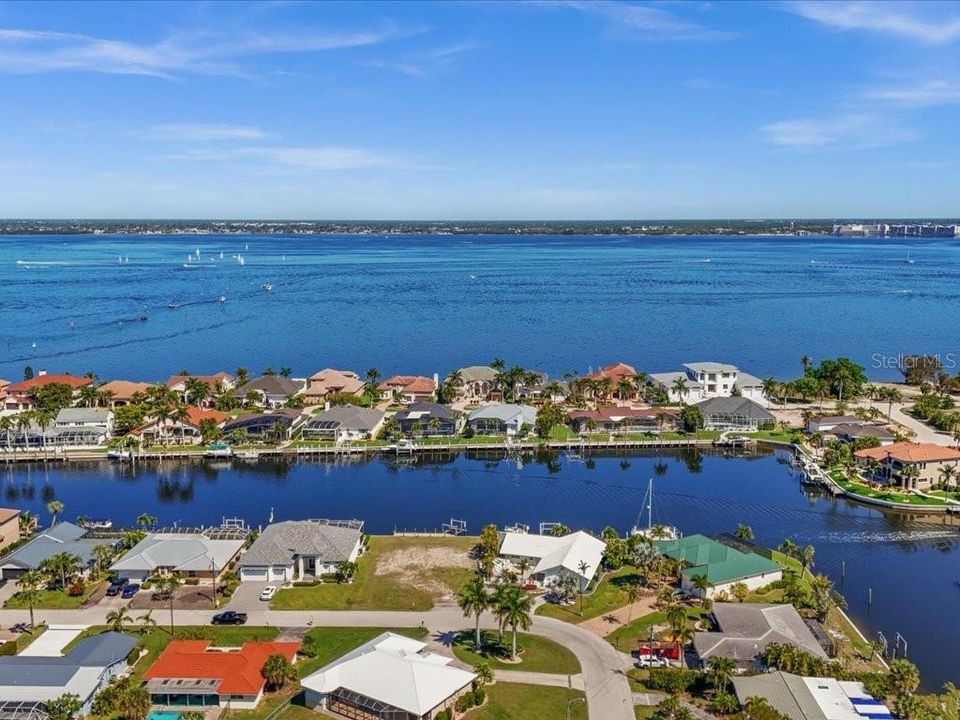 待售: $685,000 (0.22 acres)