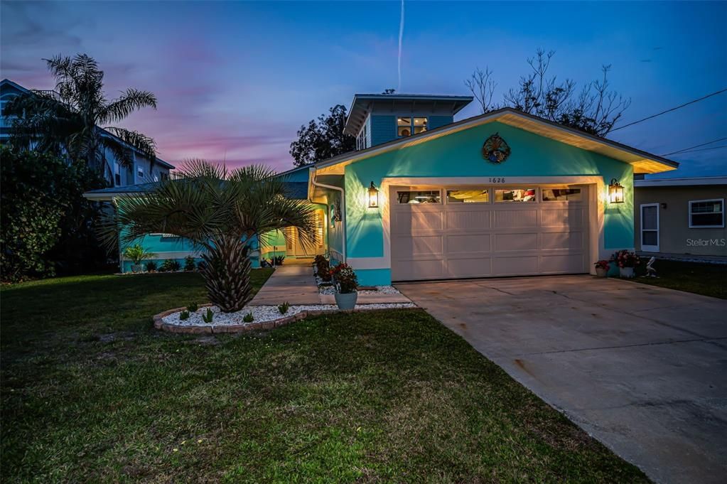 For Sale: $1,395,000 (3 beds, 2 baths, 3103 Square Feet)
