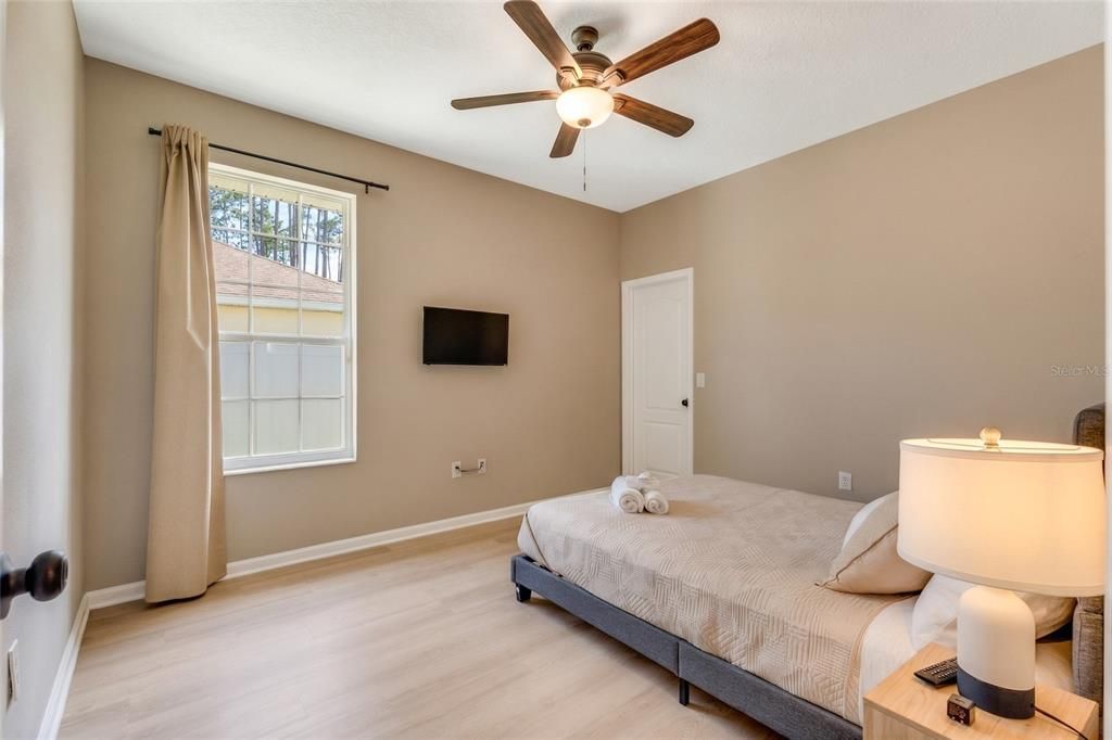 Activo con contrato: $420,000 (3 camas, 2 baños, 2101 Pies cuadrados)