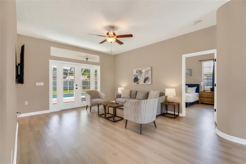 Activo con contrato: $420,000 (3 camas, 2 baños, 2101 Pies cuadrados)