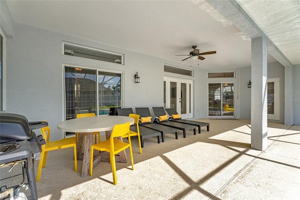 Activo con contrato: $420,000 (3 camas, 2 baños, 2101 Pies cuadrados)