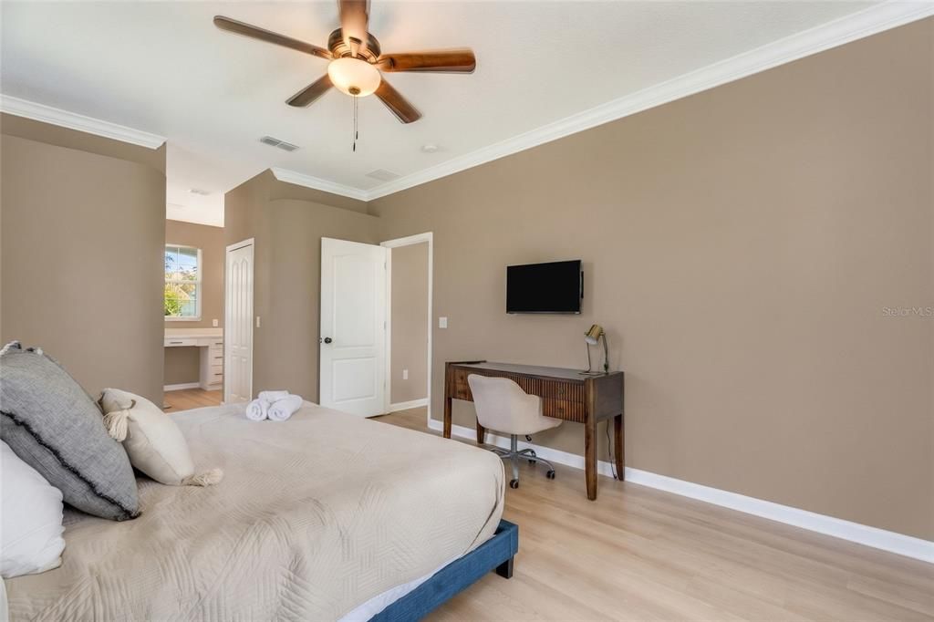 Activo con contrato: $420,000 (3 camas, 2 baños, 2101 Pies cuadrados)