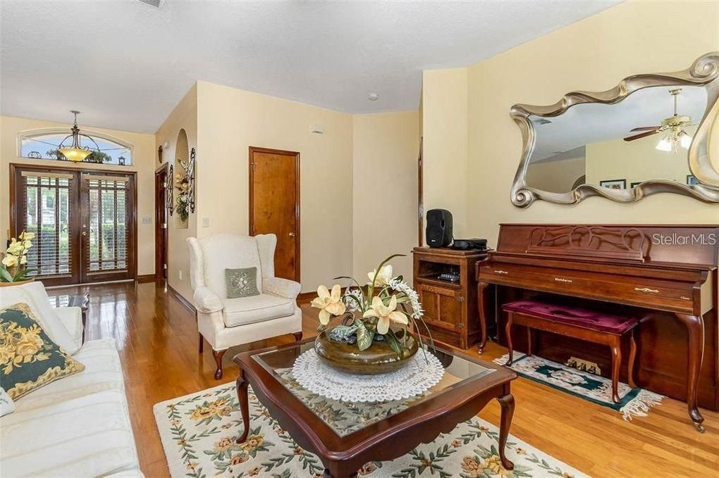 Activo con contrato: $3,600 (4 camas, 3 baños, 2850 Pies cuadrados)