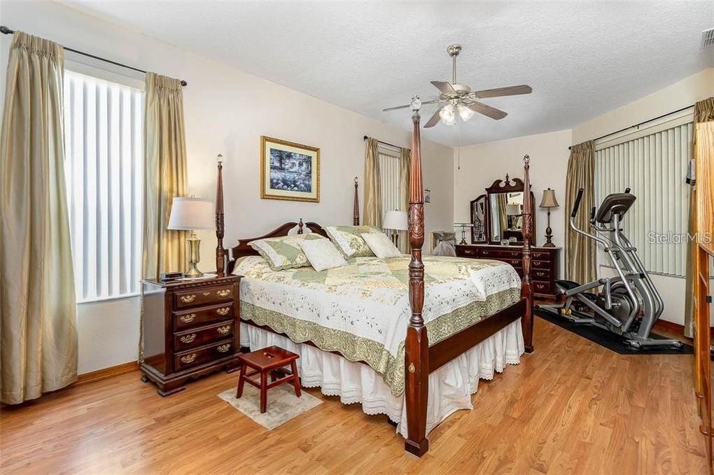 Activo con contrato: $3,600 (4 camas, 3 baños, 2850 Pies cuadrados)