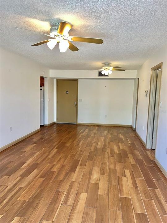 For Sale: $129,000 (2 beds, 2 baths, 902 Square Feet)