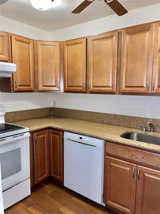 For Sale: $129,000 (2 beds, 2 baths, 902 Square Feet)